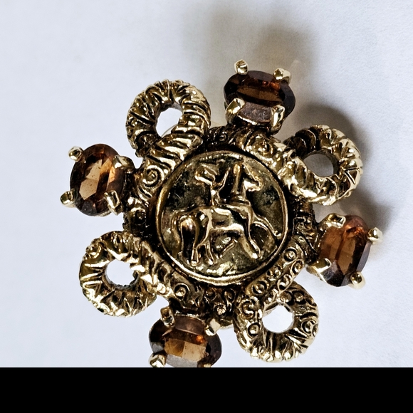 RARE Vintage Designer St John Intaglio Collection Clip- On Earrings! 🔥 - Picture 5 of 7